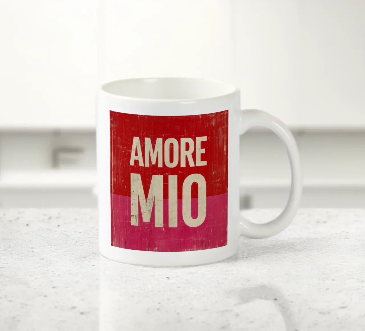 "Amore Mio" Tipografia in grassetto su vibrazioni grunge rosse e rosa tazza in ceramica da Modern Muse