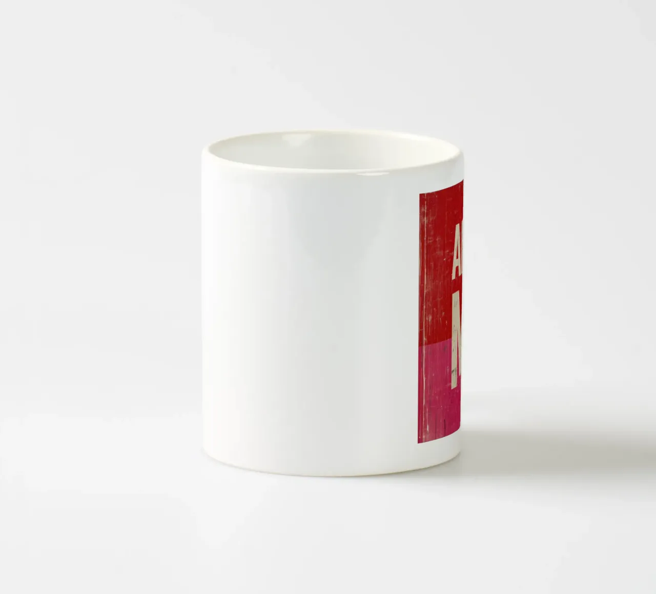"Amore Mio" Tipografia in grassetto su vibrazioni grunge rosse e rosa tazza in ceramica da Modern Muse