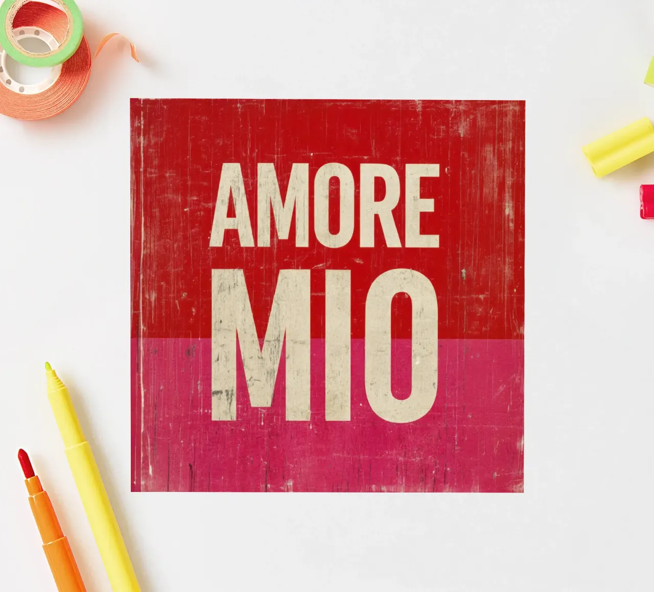 "Amore Mio" Fettgedruckte Typografie auf roten und rosa Grunge-Vibes Sticker von Modern Muse