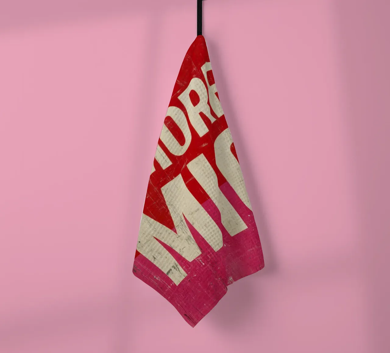 "Amore Mio" Typographie audacieuse sur fond rouge et rose Grunge Vibes torchon de Modern Muse