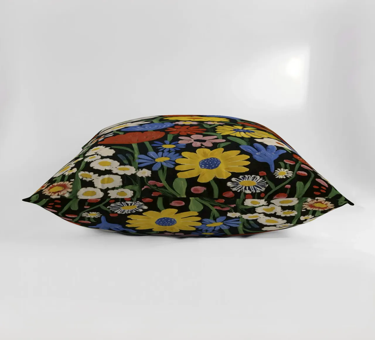 Forme floreali colorate di ispirazione matissiana su sfondo nero cuscino da Modern Muse