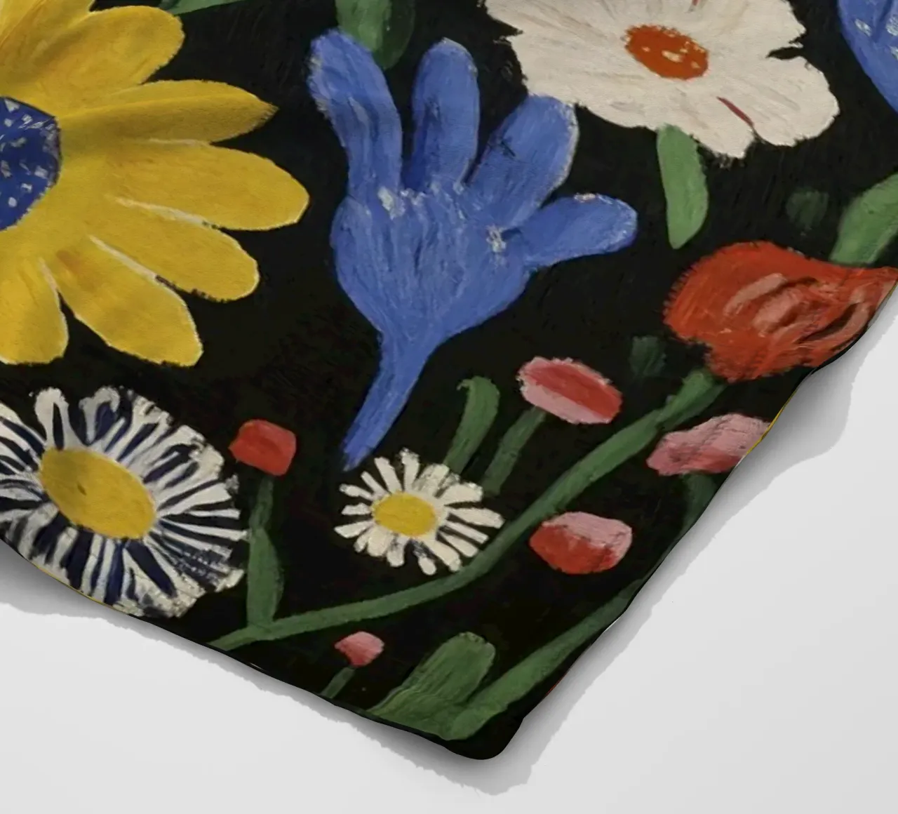 Bunte Matisse-inspirierte florale Formen auf schwarzem Hintergrund Fleecedecke von Modern Muse