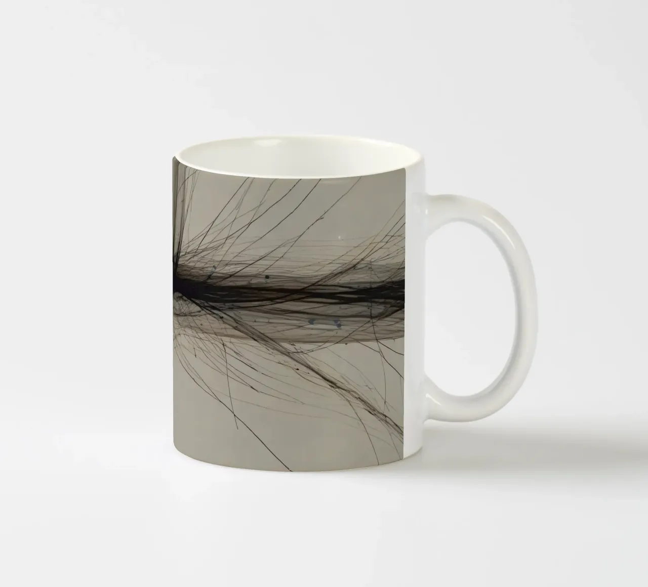 Disegno astratto in bianco e nero con linee che si intersecano tazza in ceramica da DesignDoodle