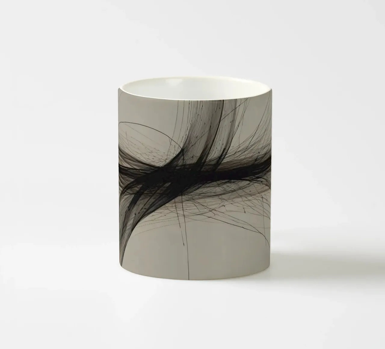 Disegno astratto in bianco e nero con linee che si intersecano tazza in ceramica da DesignDoodle
