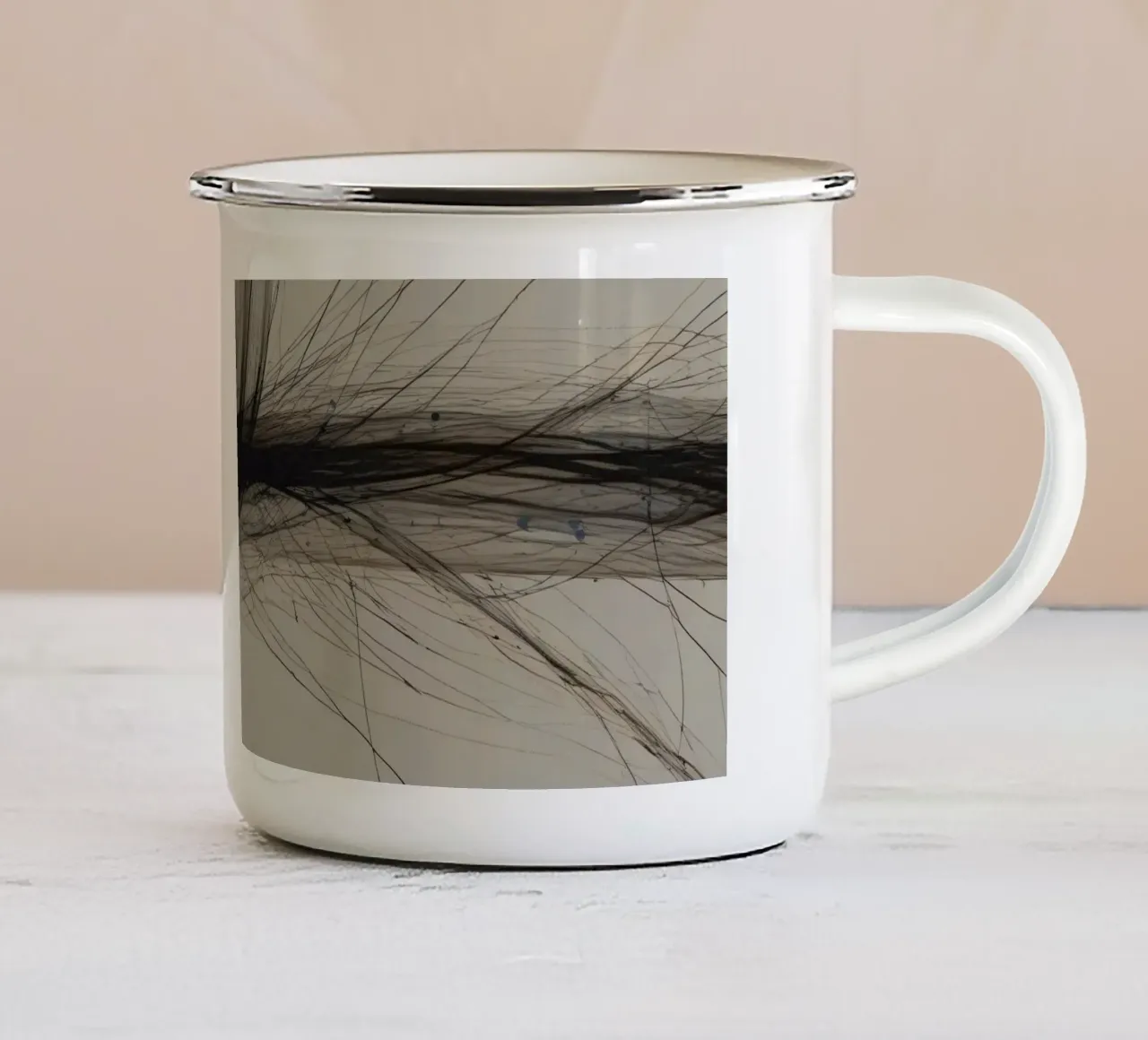 Disegno astratto in bianco e nero con linee che si intersecano tazza in smalto da DesignDoodle