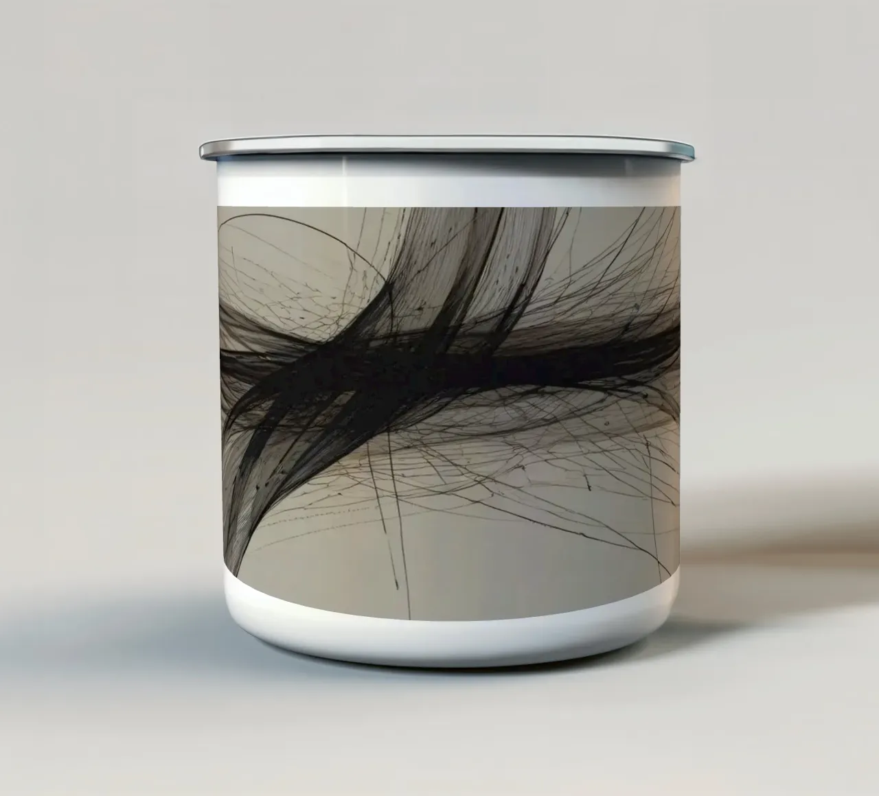Disegno astratto in bianco e nero con linee che si intersecano tazza in smalto da DesignDoodle