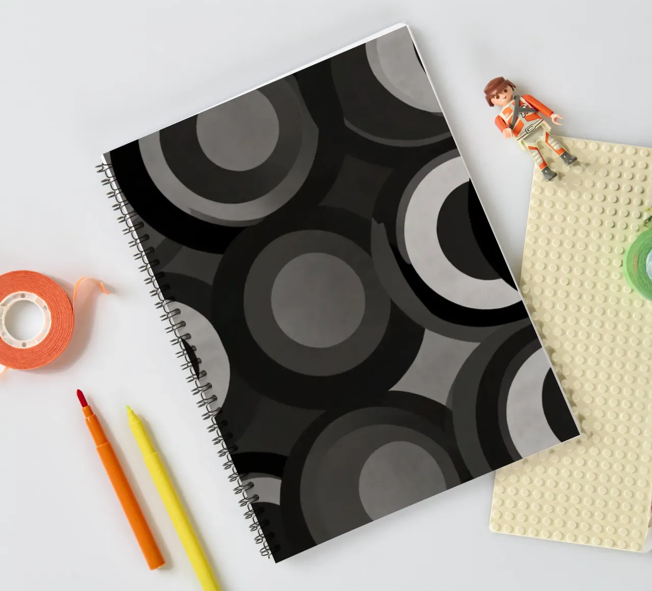 Abstraktes Muster aus sich überlappenden Kreisen in verschiedenen Farbtönen Ringbuch von DesignDoodle