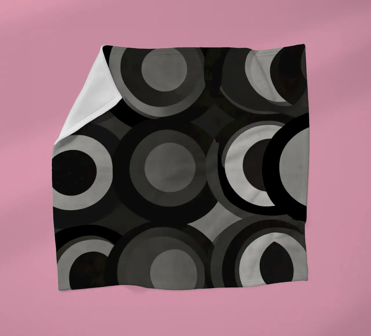 Abstraktes Muster aus sich überlappenden Kreisen in verschiedenen Farbtönen Fleecedecke von DesignDoodle