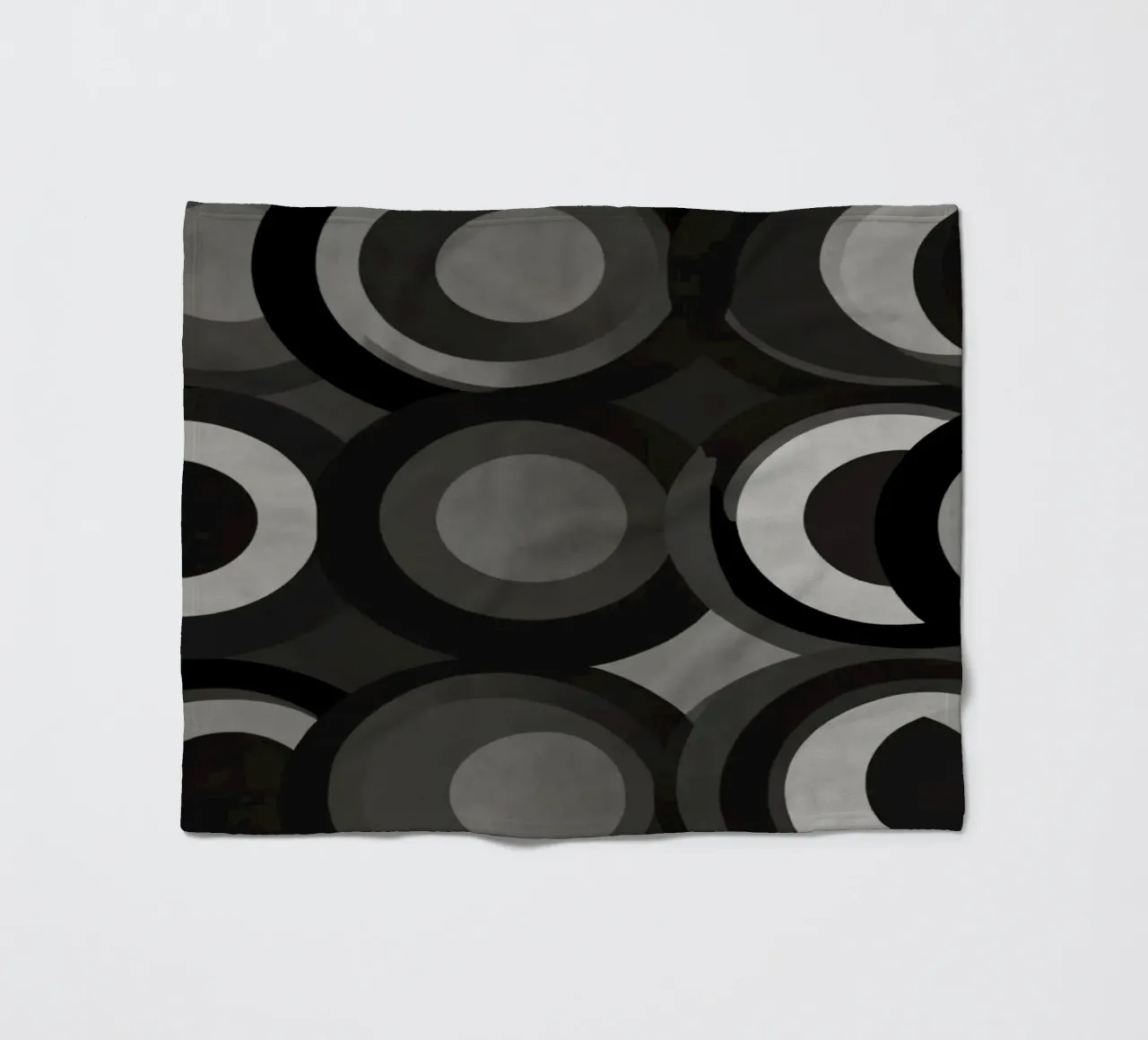 Abstraktes Muster aus sich überlappenden Kreisen in verschiedenen Farbtönen Fleecedecke von DesignDoodle