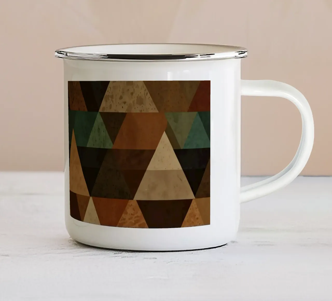 Motif géométrique coloré de triangles alternés dans l'ombre mug en émail de DesignDoodle