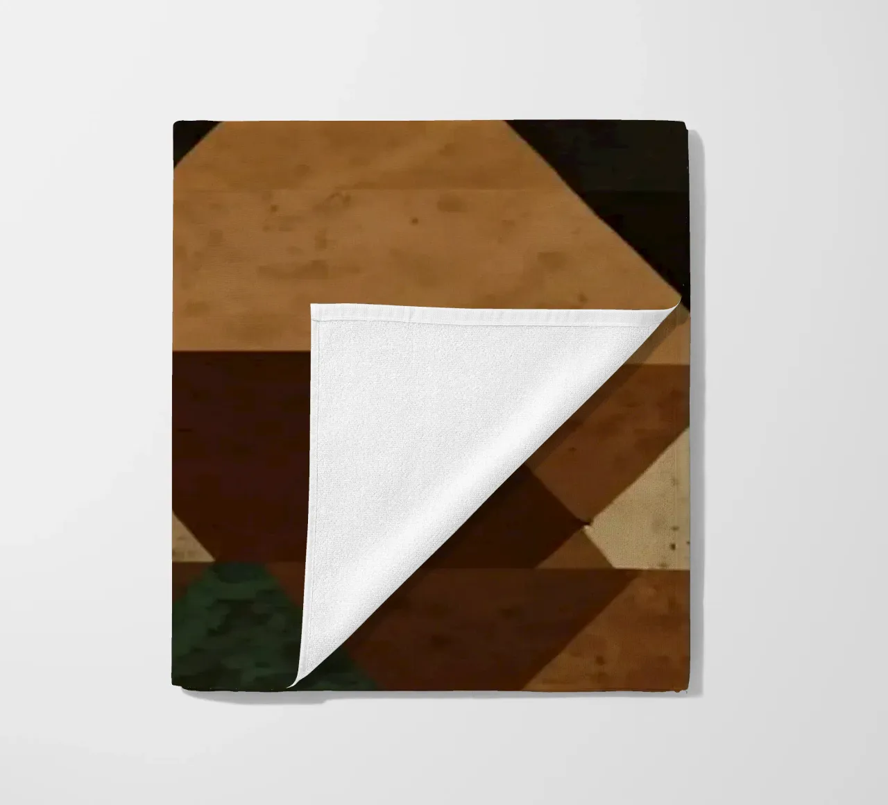 Motif géométrique coloré de triangles alternés dans l'ombre serviette de plage de DesignDoodle