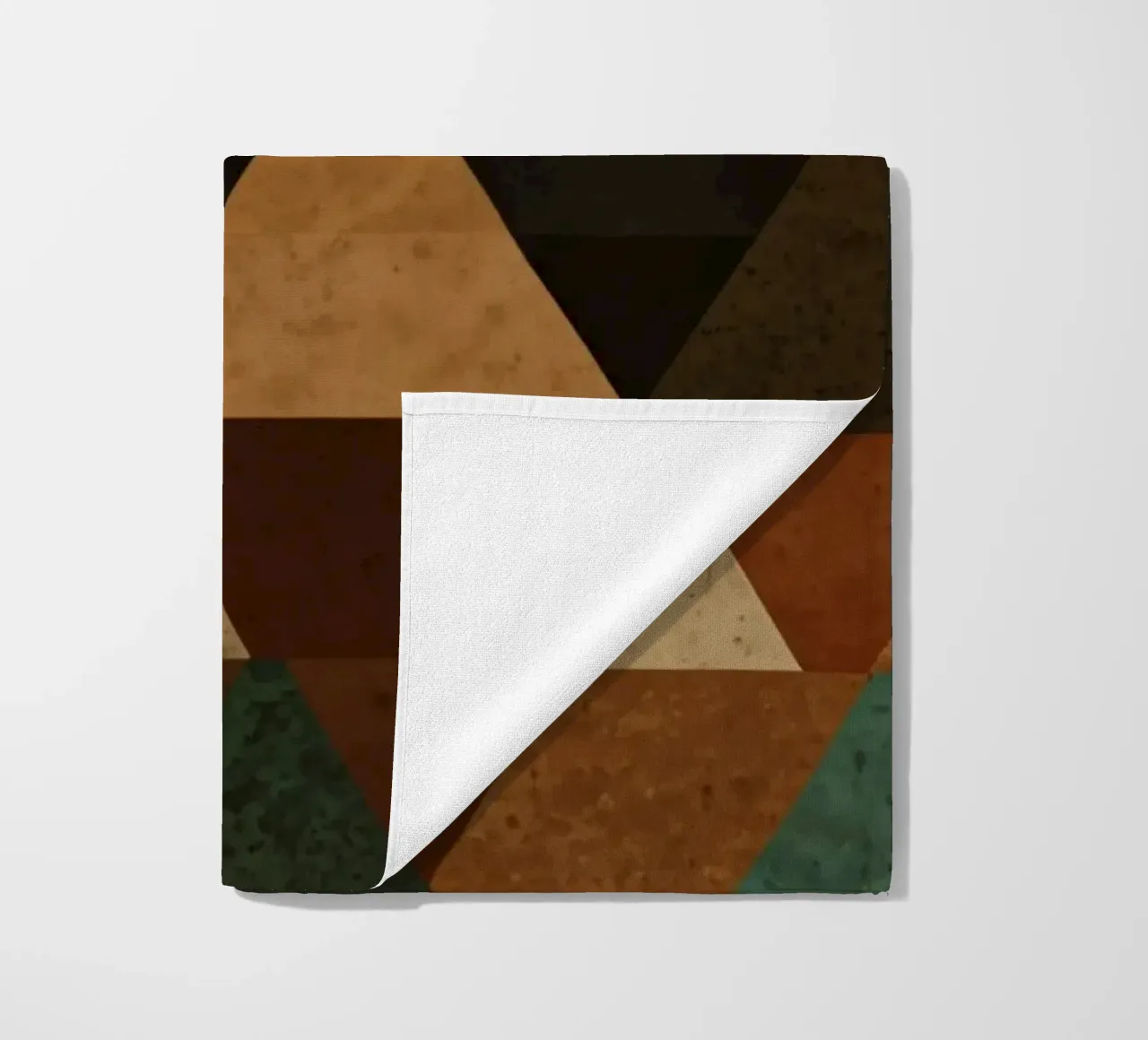 Motif géométrique coloré de triangles alternés dans l'ombre serviette de plage de DesignDoodle