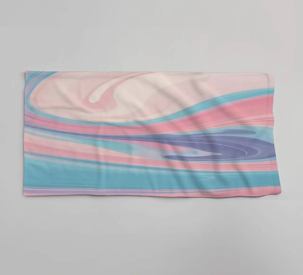 Le vorticose tonalità pastello creano un affascinante disegno astratto. asciugamano da bagno da DesignDoodle