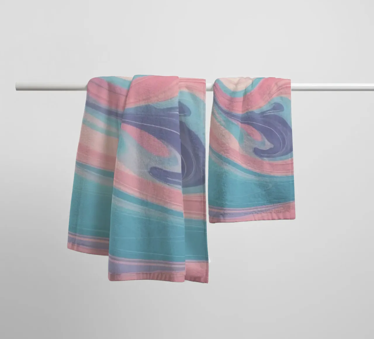 Le vorticose tonalità pastello creano un affascinante disegno astratto. asciugamano da bagno da DesignDoodle