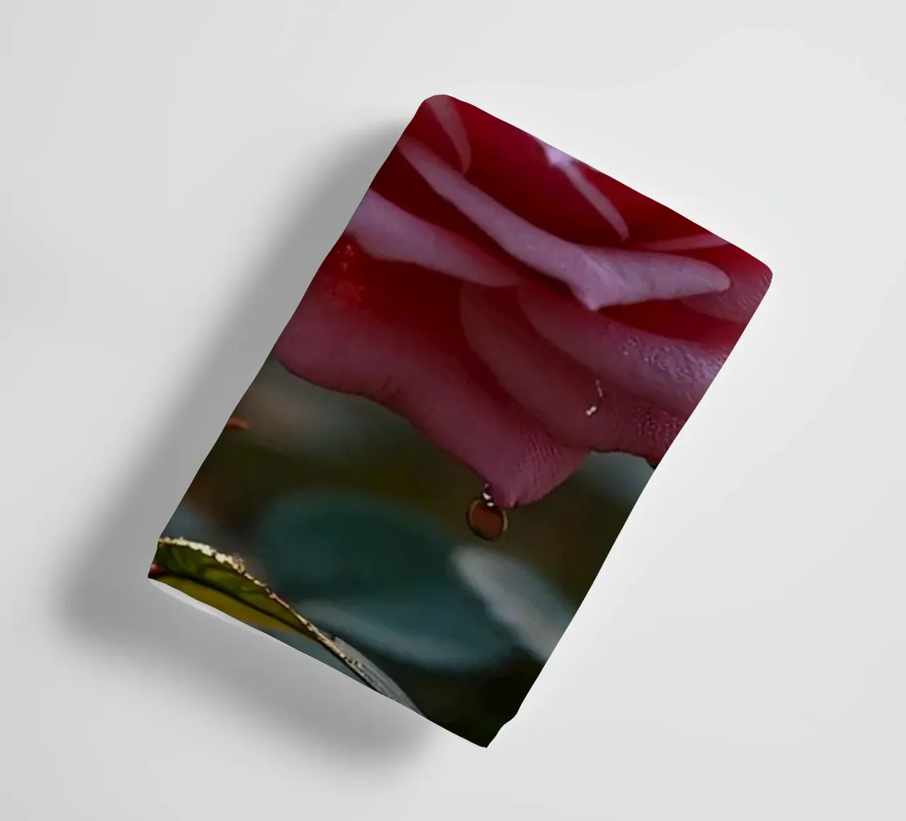 Rosen glitzern im Regen während eines lebendigen Sonnenaufgangs in einem üppigen Handtuch von DesignDoodle