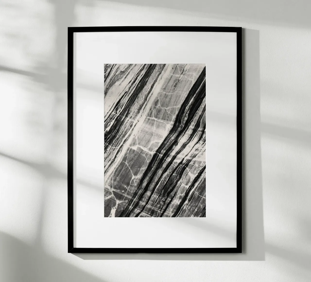 Marmo astratto nero e crema poster con telaio in plastica da SilverPegasus