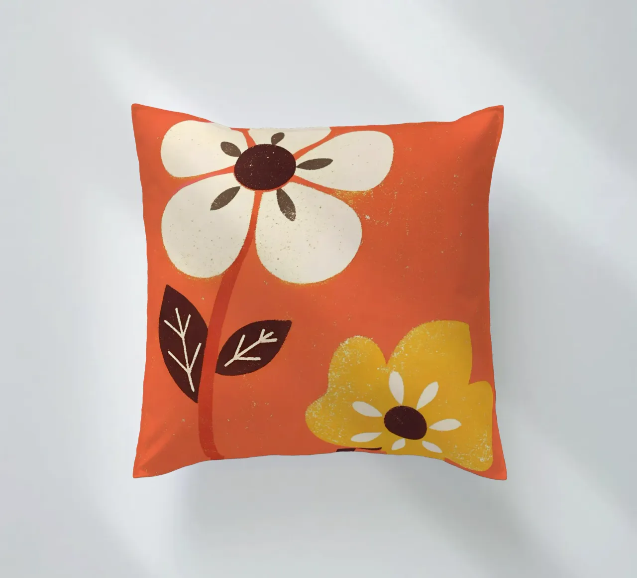 Fiori retrò pop cuscino da THE LATEST SHOP