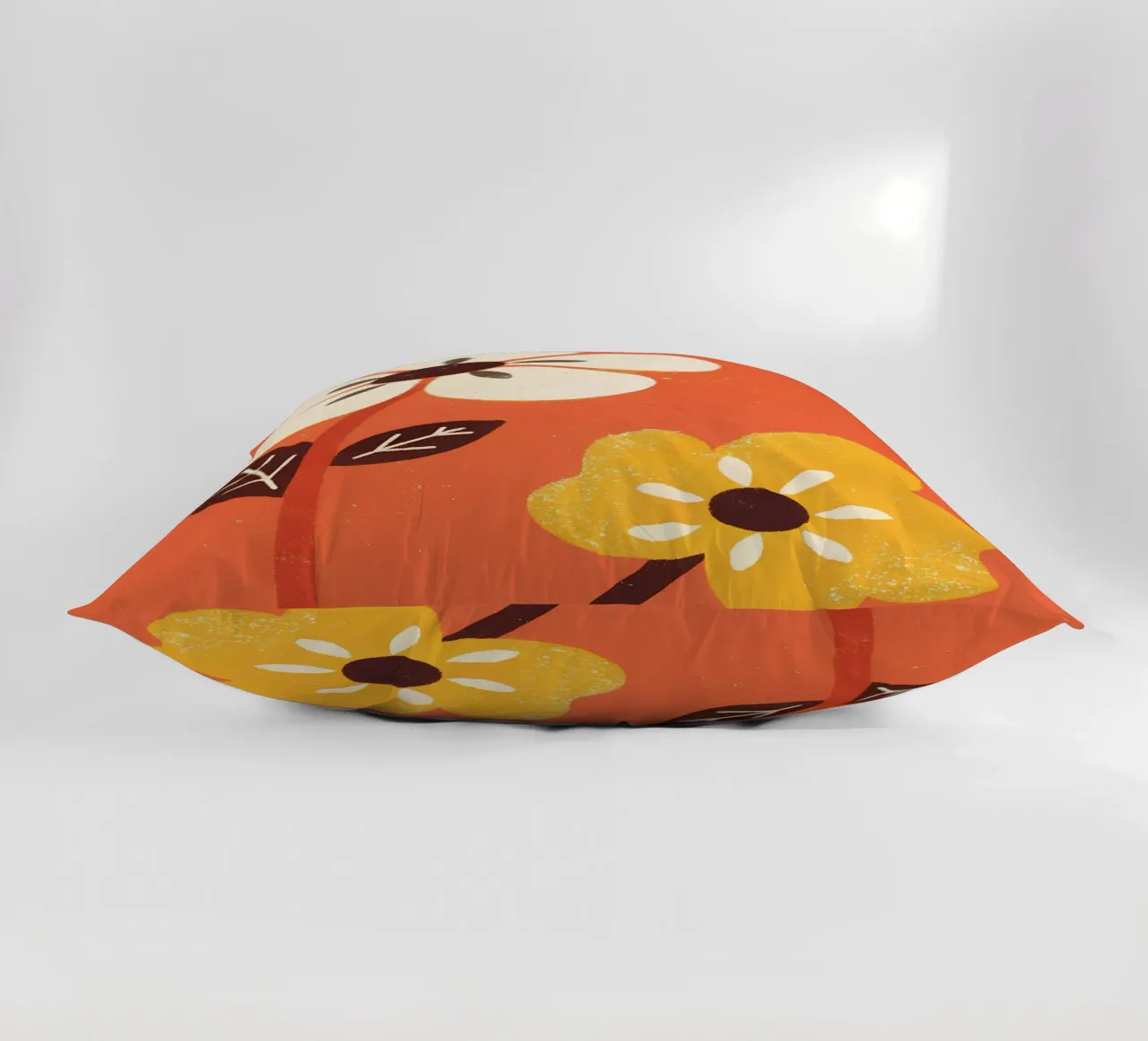 Fiori retrò pop cuscino da THE LATEST SHOP