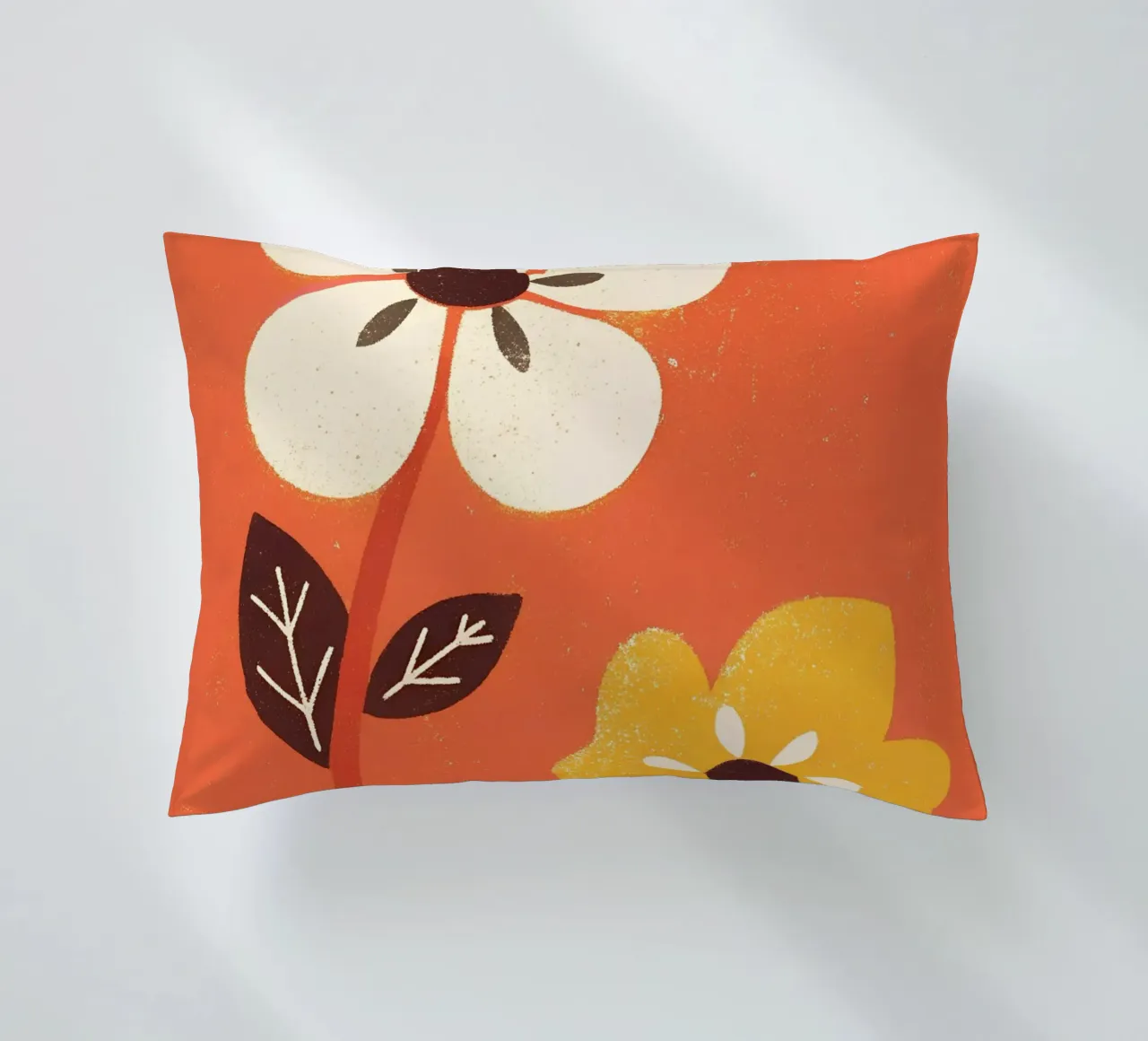 Fiori retrò pop cuscino da THE LATEST SHOP