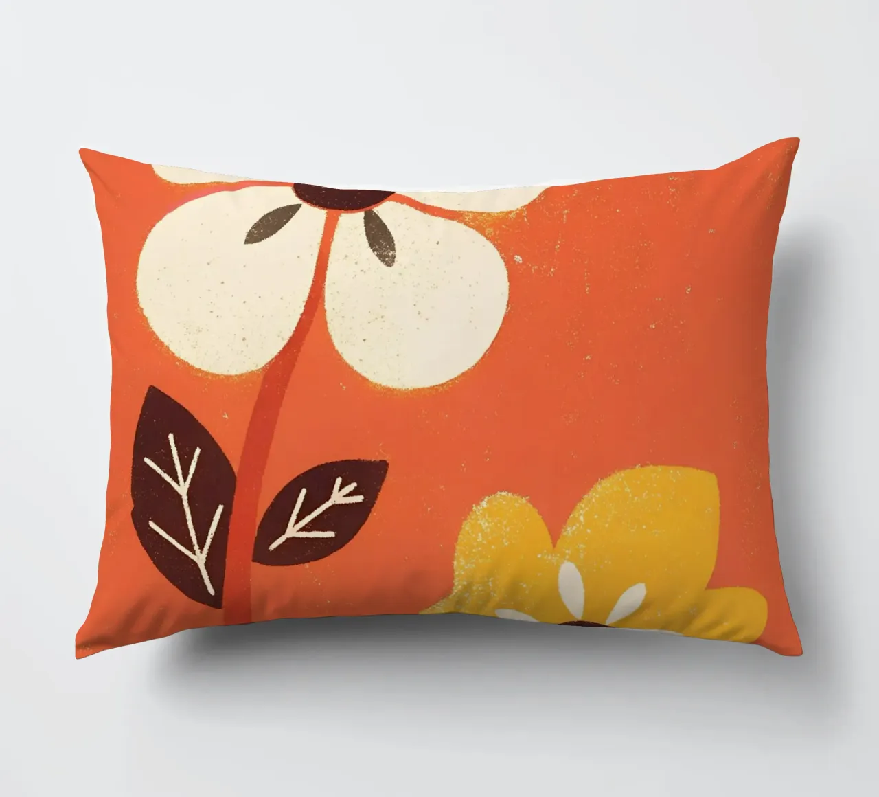 Fiori retrò pop cuscino da THE LATEST SHOP