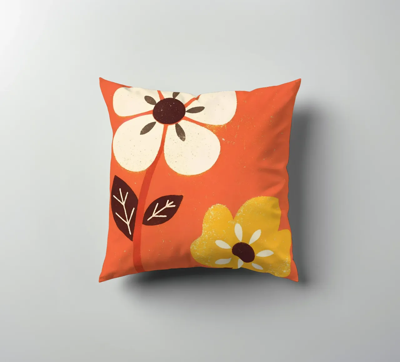 Fiori retrò pop cuscino da THE LATEST SHOP