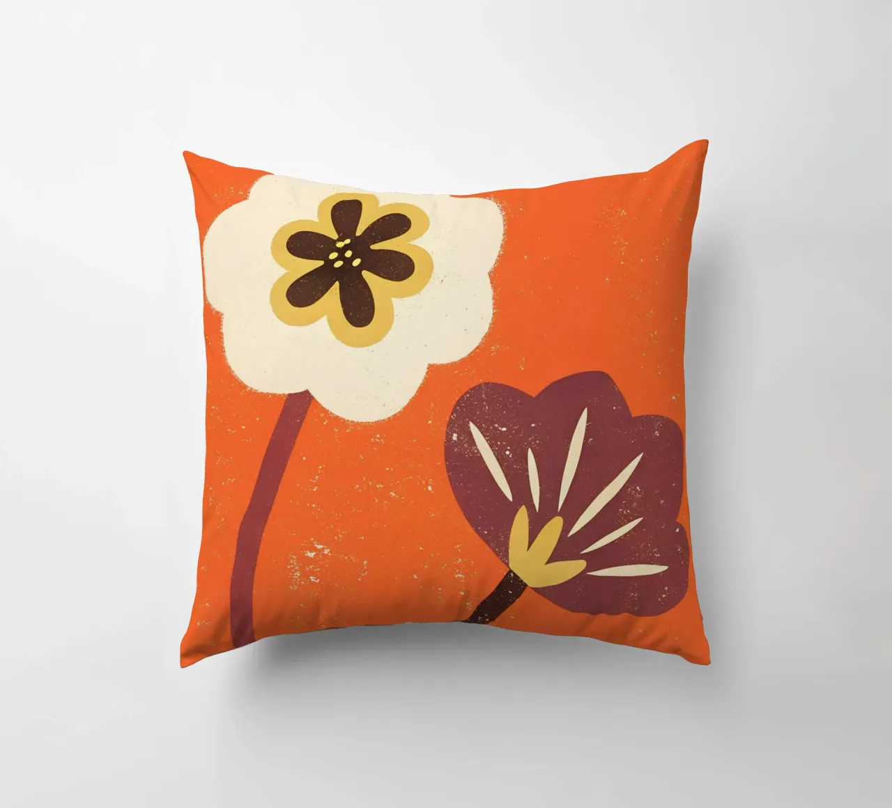 Fiori retrò pop cuscino da THE LATEST SHOP