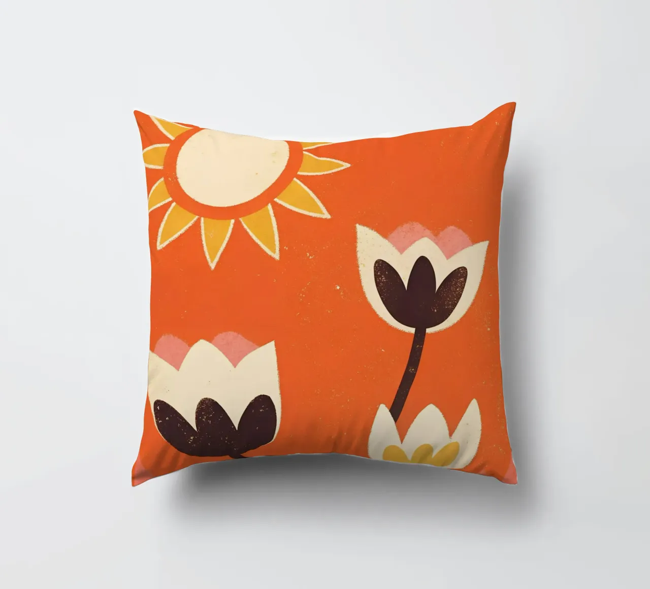 Fiori retrò pop cuscino da THE LATEST SHOP
