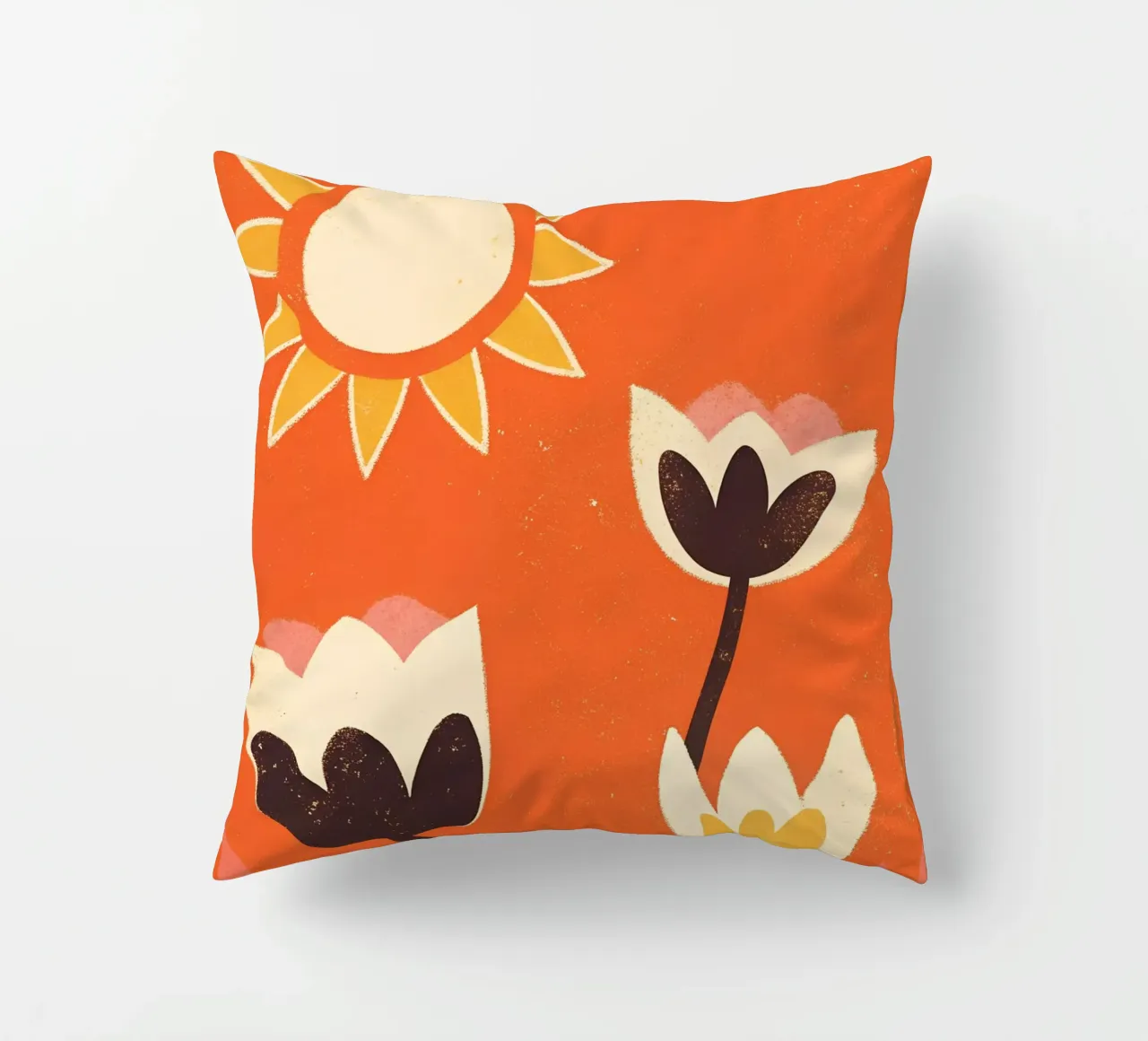 Fiori retrò pop cuscino da THE LATEST SHOP
