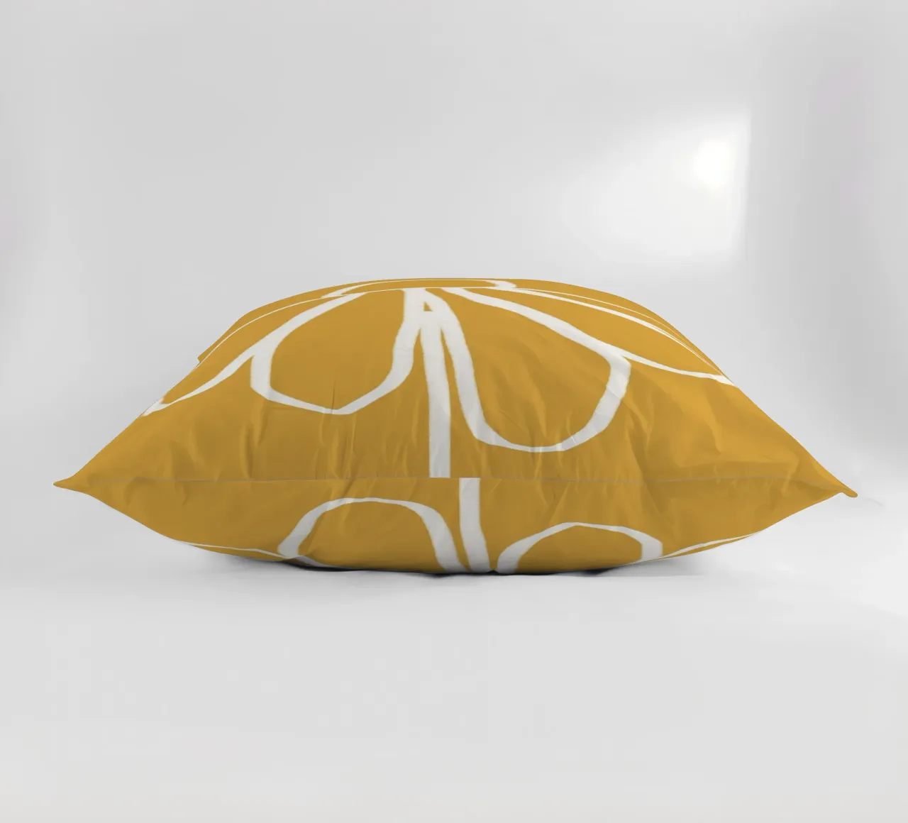 Minimal Flora - daisy yellow cuscino da Gale Switzer