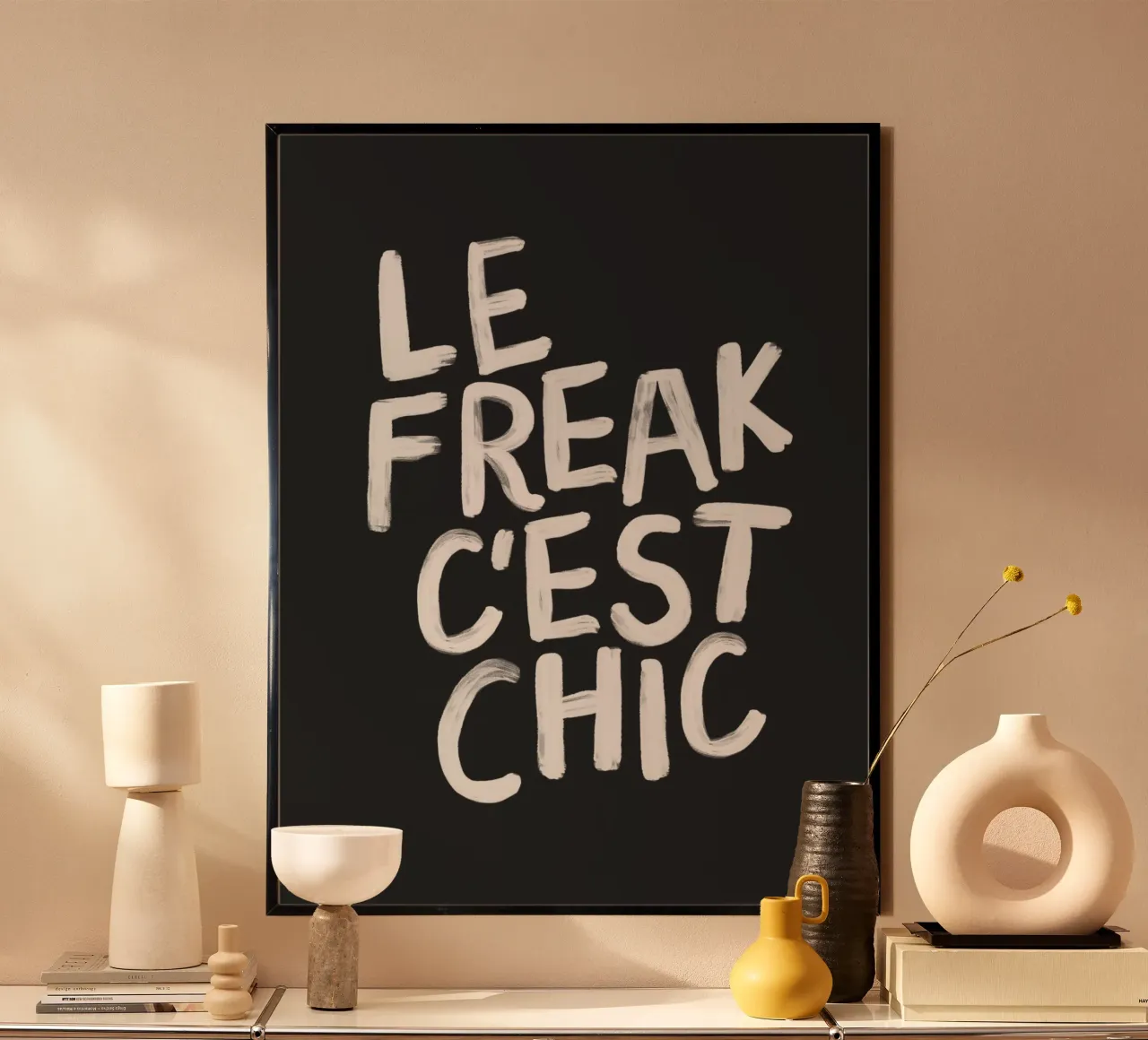 Stampa tipografica Le Freak C'est Chic Sassy in bianco e nero poster con telaio in legno da THE MOTIVATED TYPE