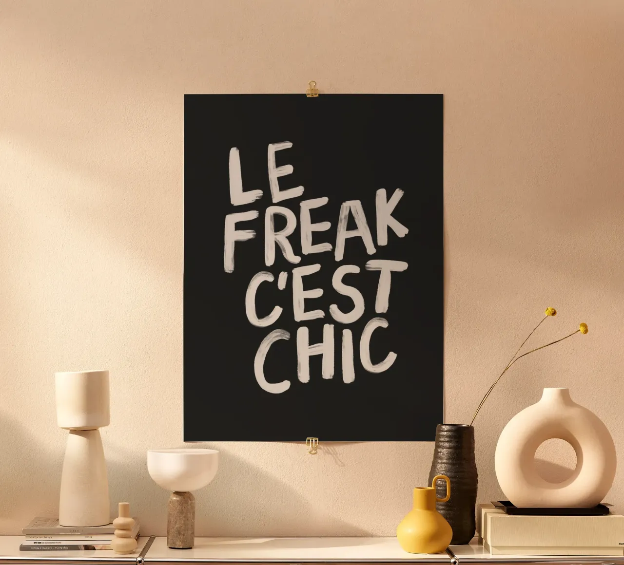 Stampa tipografica Le Freak C'est Chic Sassy in bianco e nero poster con telaio in legno da THE MOTIVATED TYPE