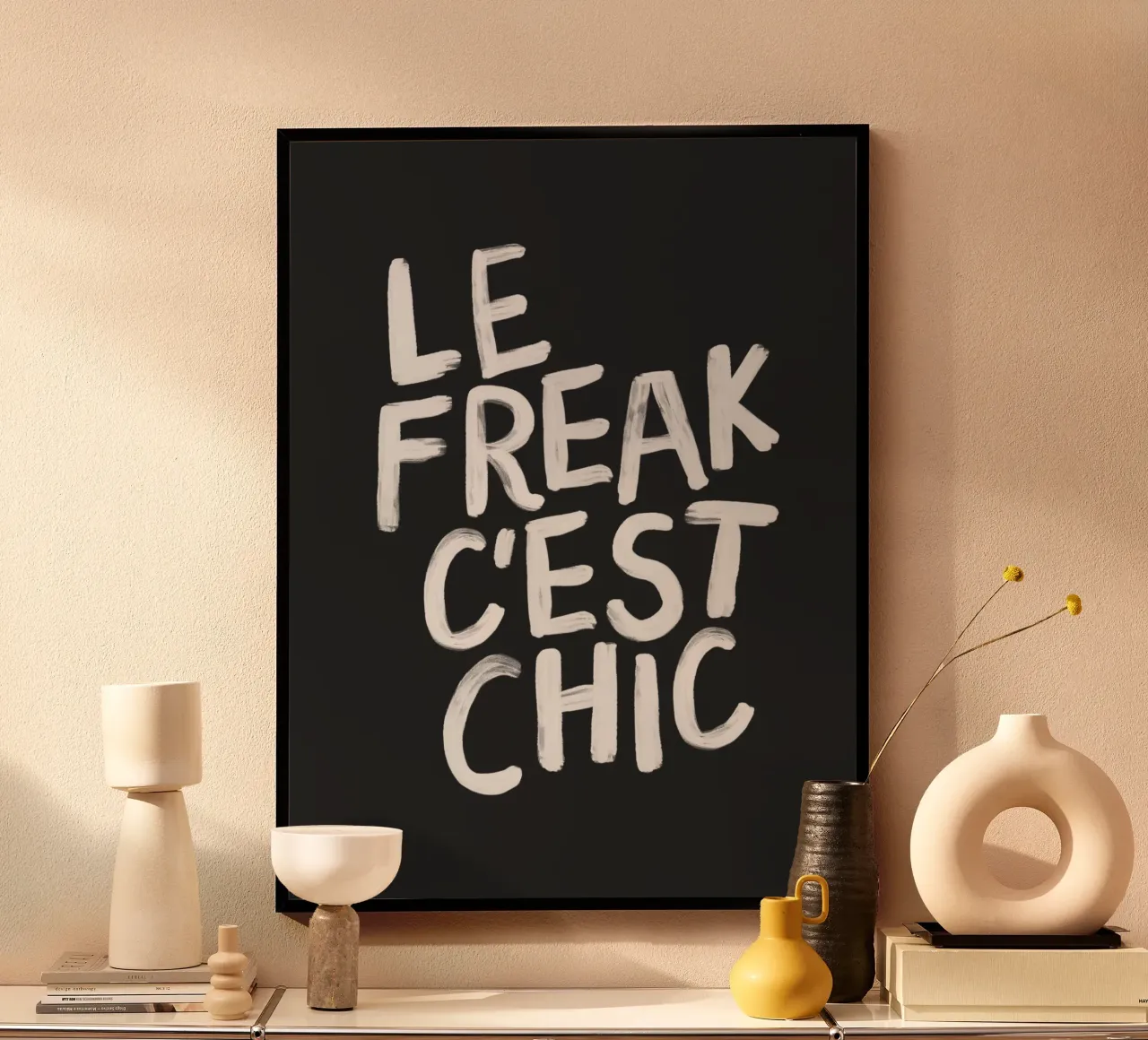 Stampa tipografica Le Freak C'est Chic Sassy in bianco e nero poster con telaio in legno da THE MOTIVATED TYPE