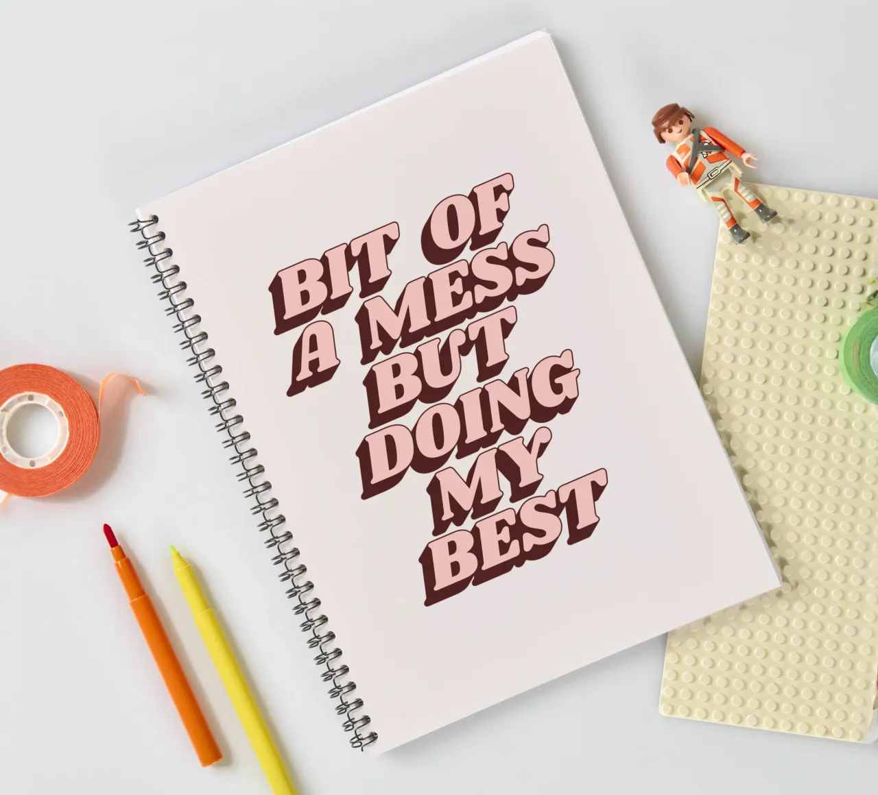 Un peu de désordre mais je fais de mon mieux Typographie humoristique Imprimé carnet à spirale de THE MOTIVATED TYPE