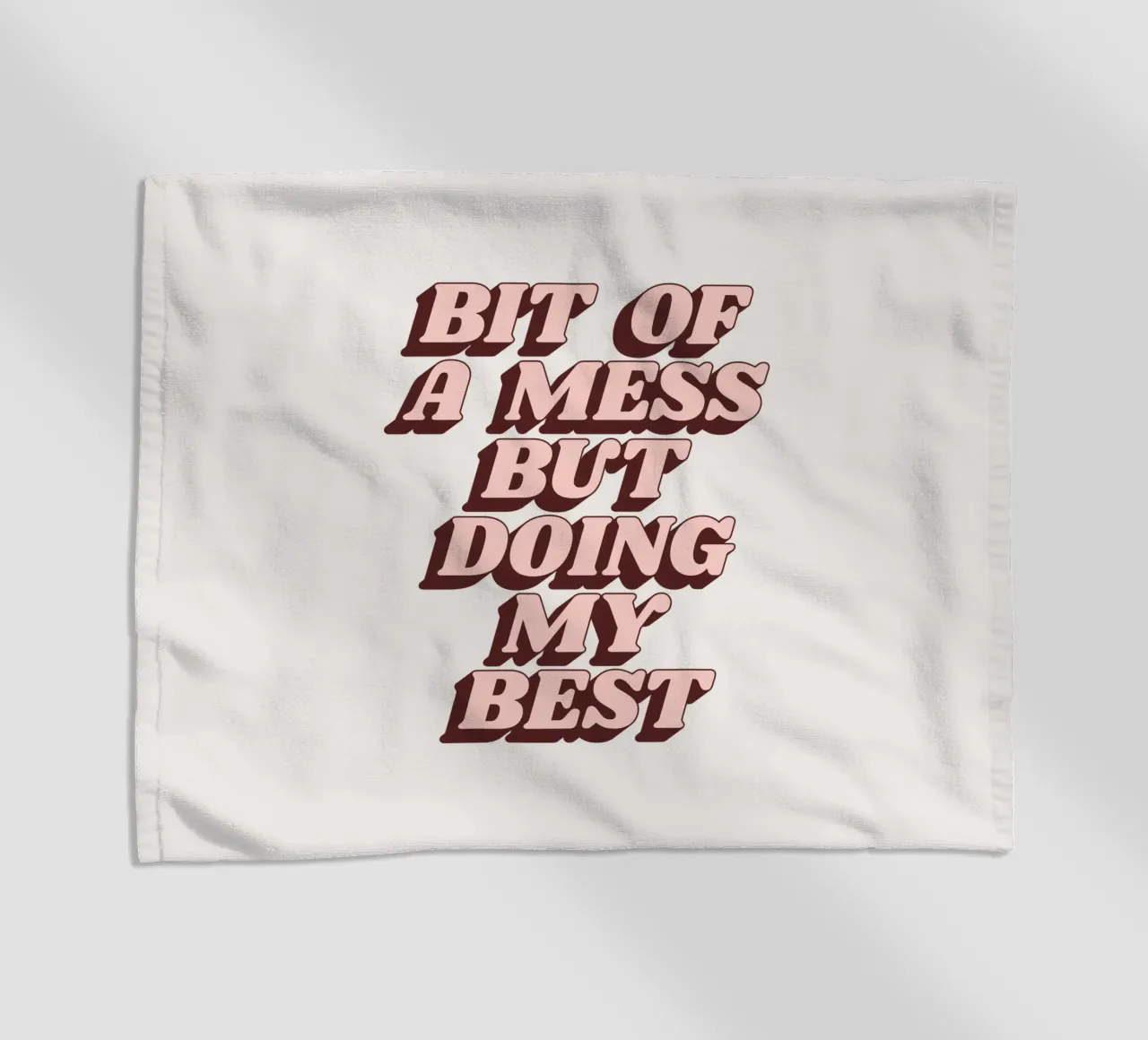 Un peu de désordre mais je fais de mon mieux Typographie humoristique Imprimé serviette de plage de THE MOTIVATED TYPE