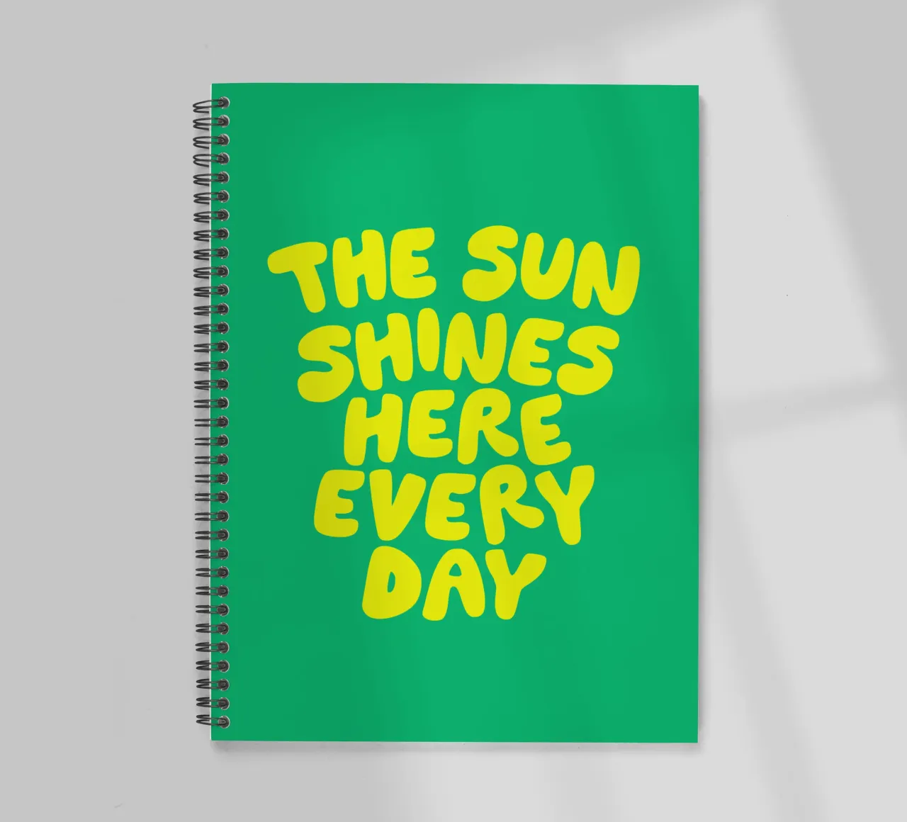 Le soleil brille ici tous les jours Typographie imprimée Vert Jaune carnet à spirale de THE MOTIVATED TYPE