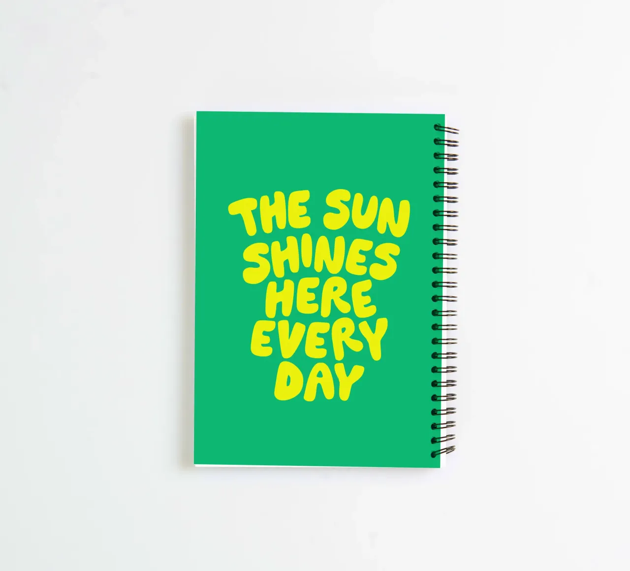 Le soleil brille ici tous les jours Typographie imprimée Vert Jaune carnet à spirale de THE MOTIVATED TYPE