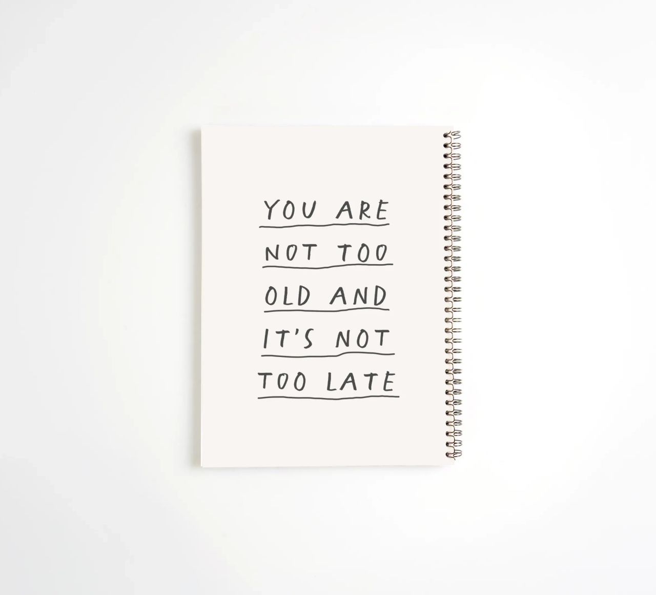 Non sei troppo vecchio e non è troppo tardi Stampa tipografica diario ad anelli da THE MOTIVATED TYPE