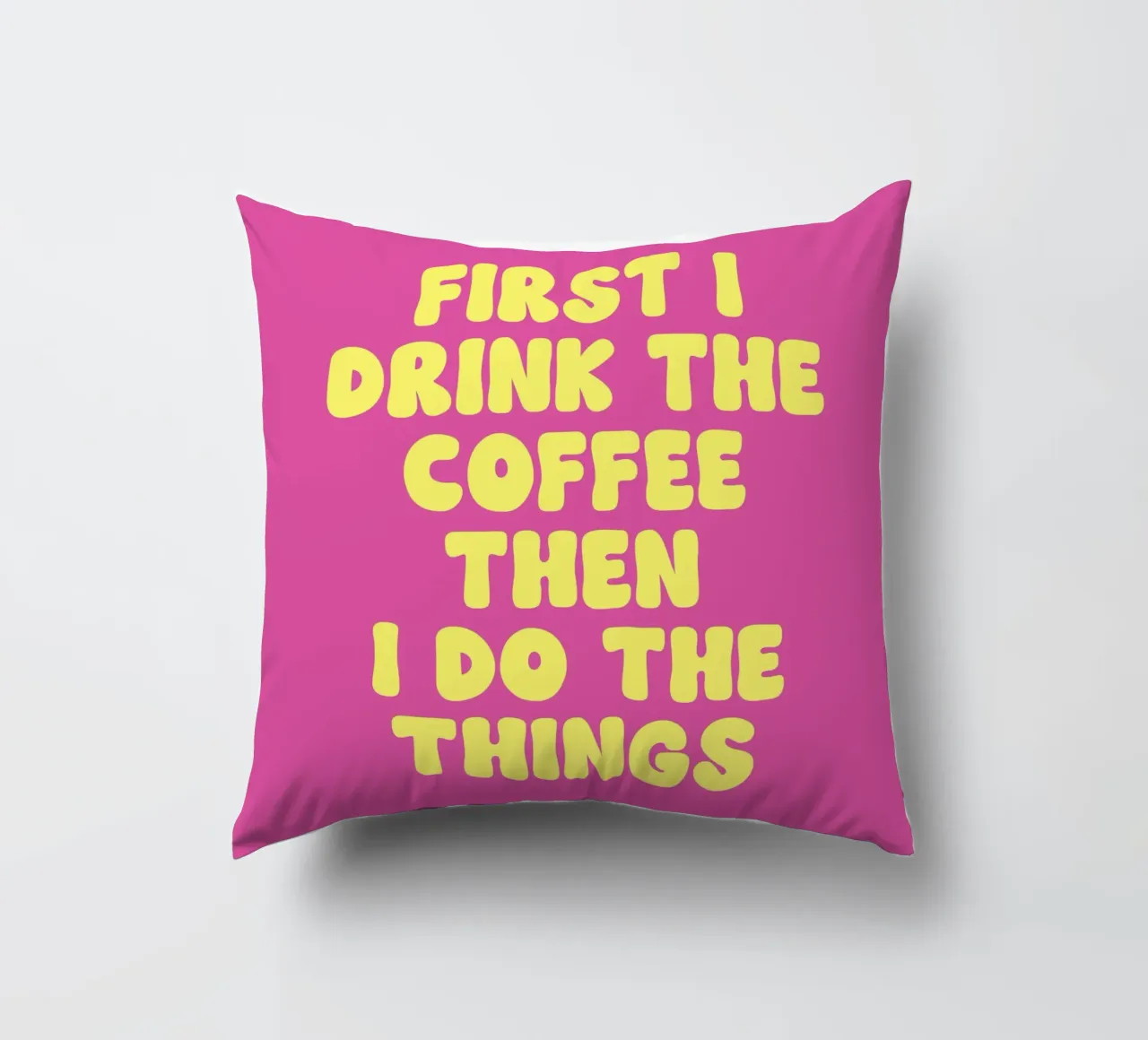 Erst trinke ich den Kaffee, dann tue ich die Dinge Zitat (Magenta Kissen von Paigaam Studio