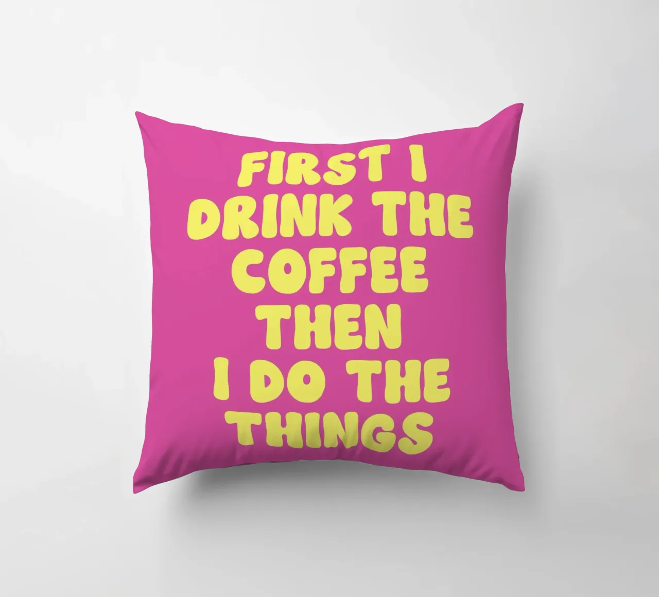 Erst trinke ich den Kaffee, dann tue ich die Dinge Zitat (Magenta Kissen von Paigaam Studio