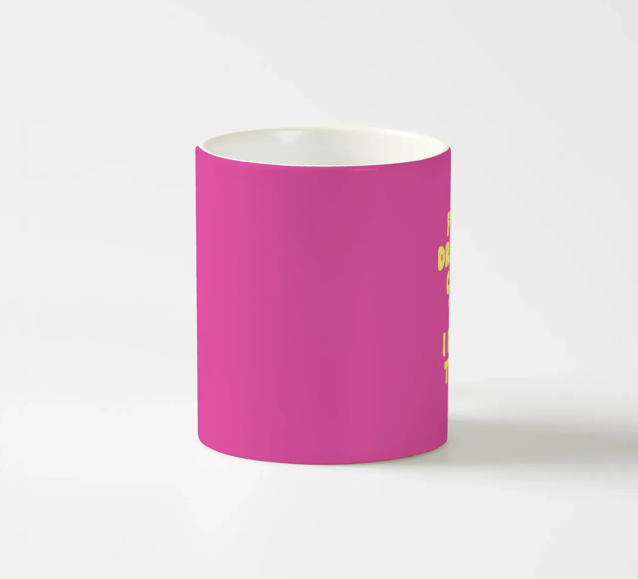 Prima bevo il caffè poi faccio le cose che voglio (Magenta) tazza in ceramica da Paigaam Studio