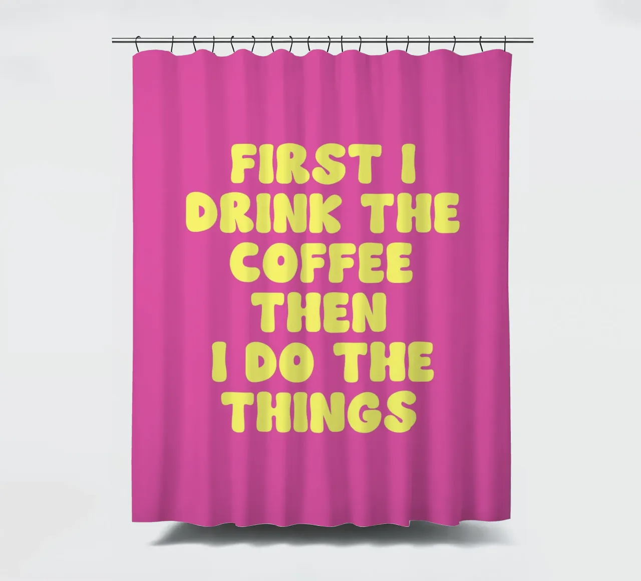 Erst trinke ich den Kaffee, dann tue ich die Dinge Zitat (Magenta Duschvorhang von Paigaam Studio