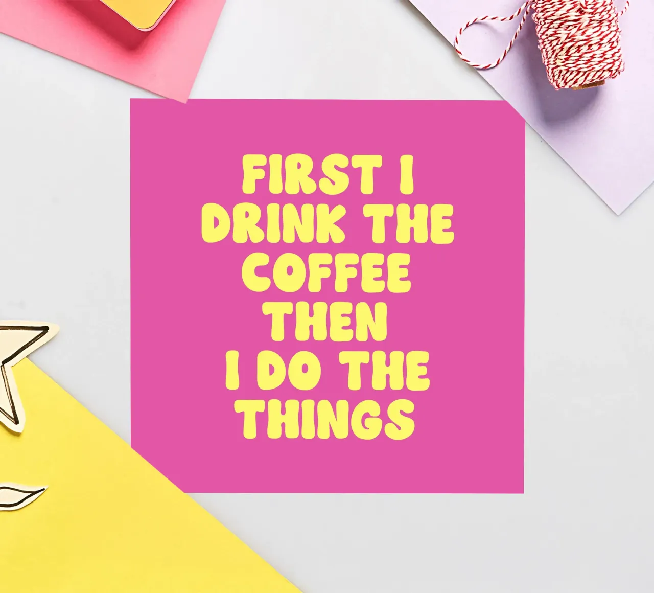 Erst trinke ich den Kaffee, dann tue ich die Dinge Zitat (Magenta Sticker von Paigaam Studio