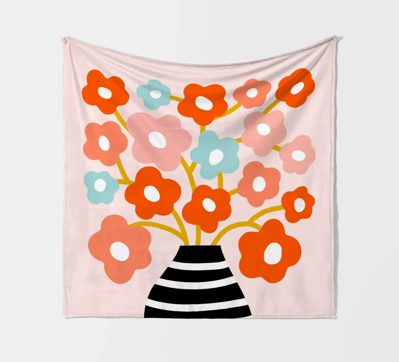 Fiori minimalisti in un vaso nero a righe - Accenti color pesca e acqua coperta in pile da Dominique Vari