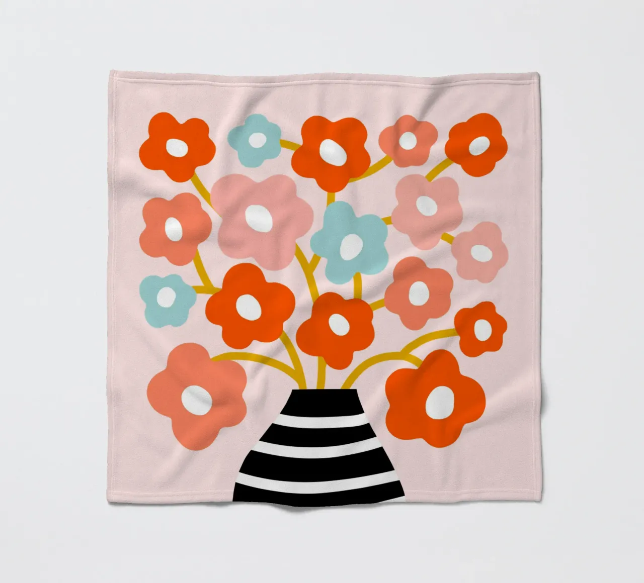 Fiori minimalisti in un vaso nero a righe - Accenti color pesca e acqua coperta in pile da Dominique Vari