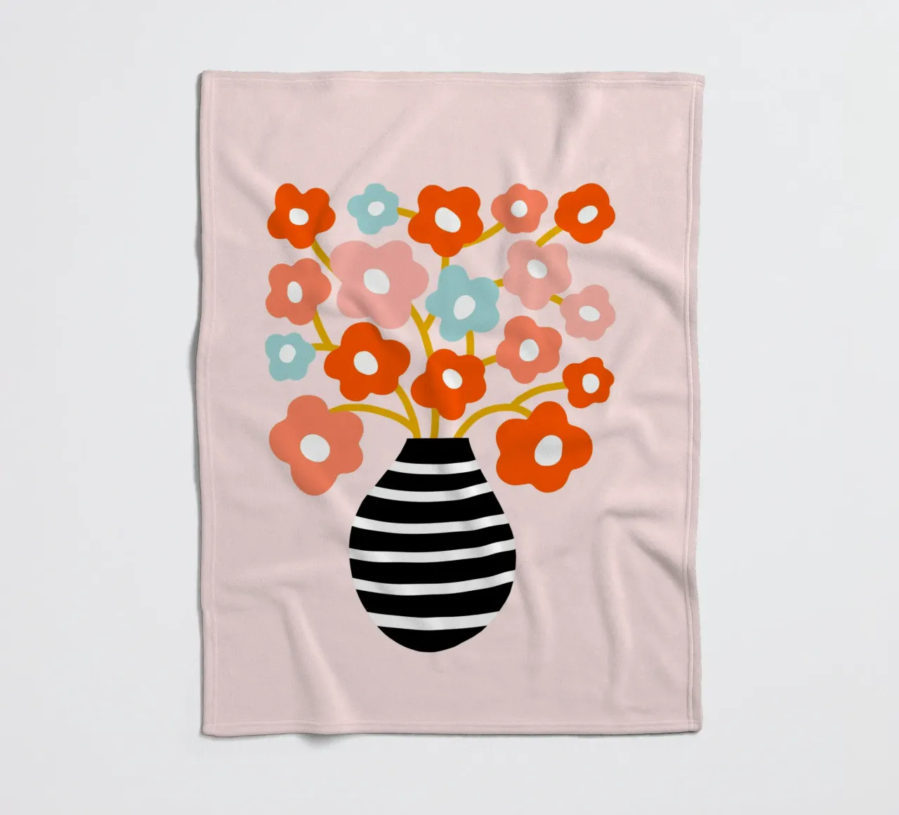 Fiori minimalisti in un vaso nero a righe - Accenti color pesca e acqua coperta in pile da Dominique Vari