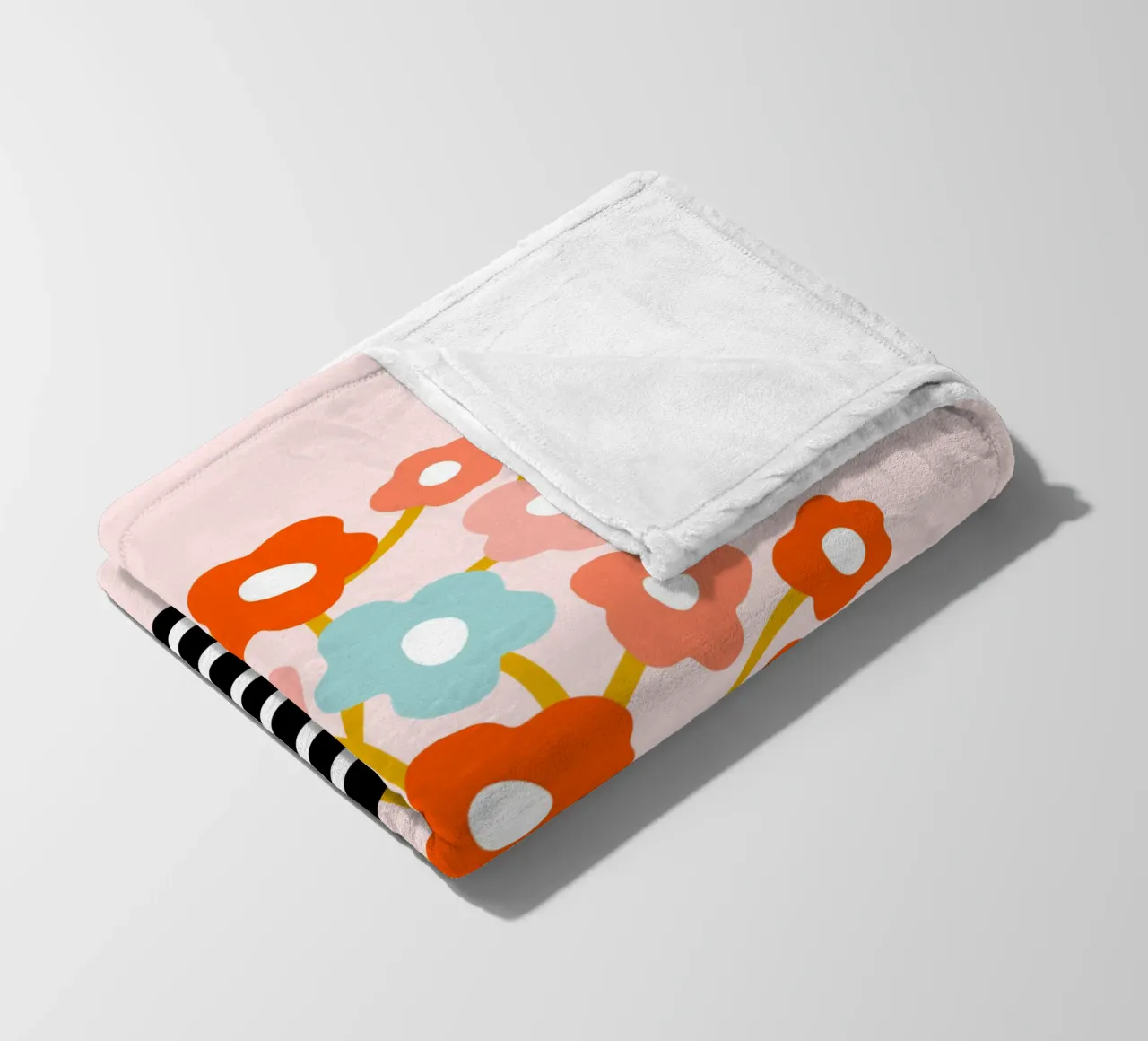 Fiori minimalisti in un vaso nero a righe - Accenti color pesca e acqua coperta in pile da Dominique Vari