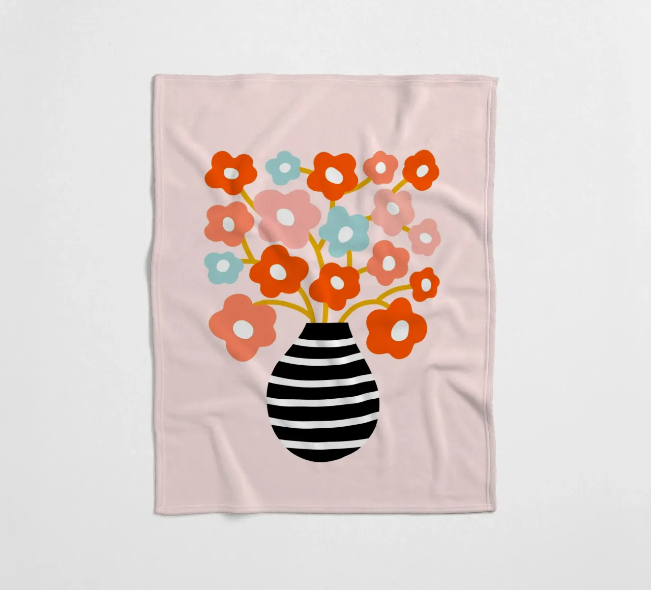 Fiori minimalisti in un vaso nero a righe - Accenti color pesca e acqua coperta in pile da Dominique Vari