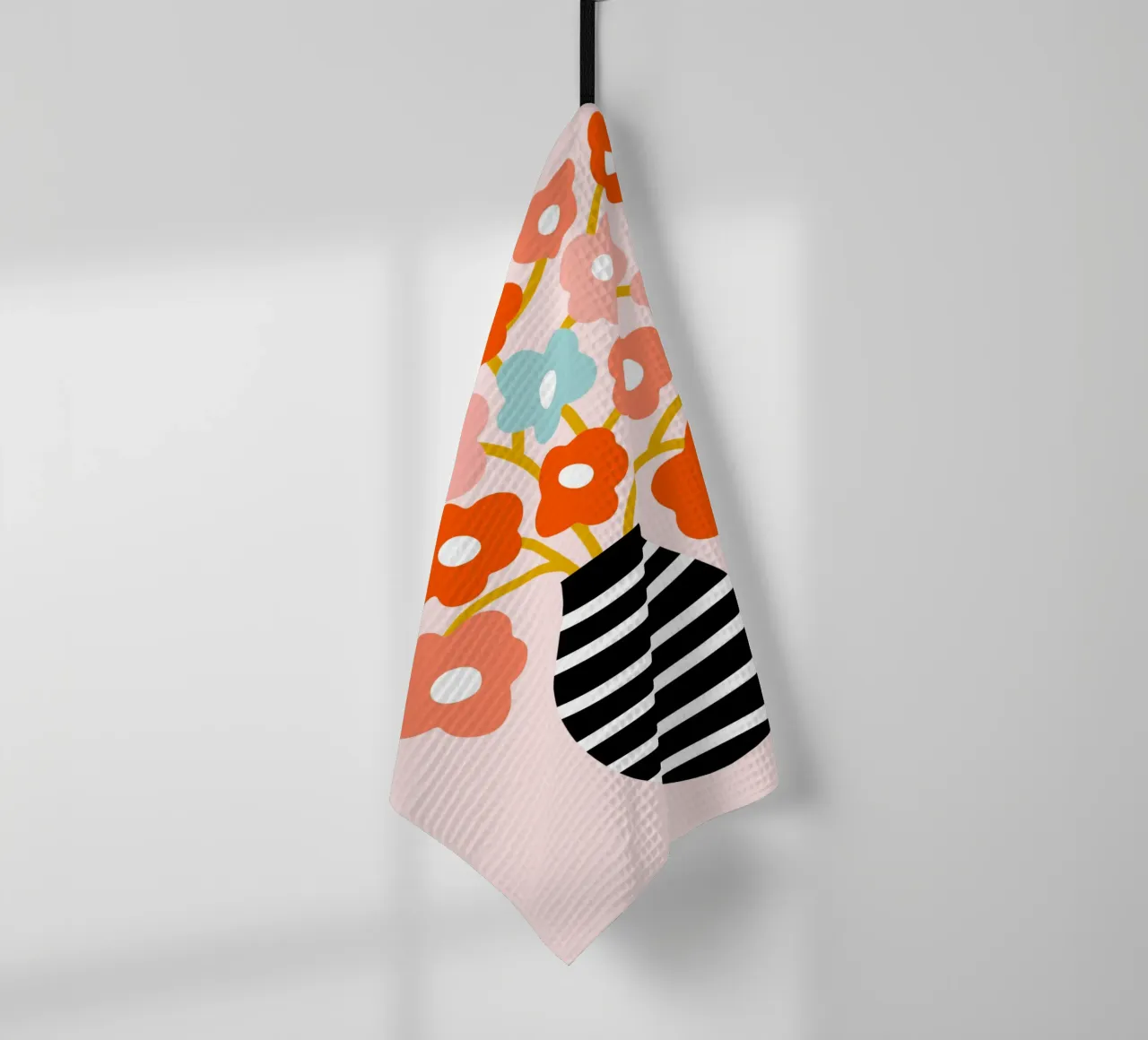 Fiori minimalisti in un vaso nero a righe - Accenti color pesca e acqua canovaccio da cucina da Dominique Vari