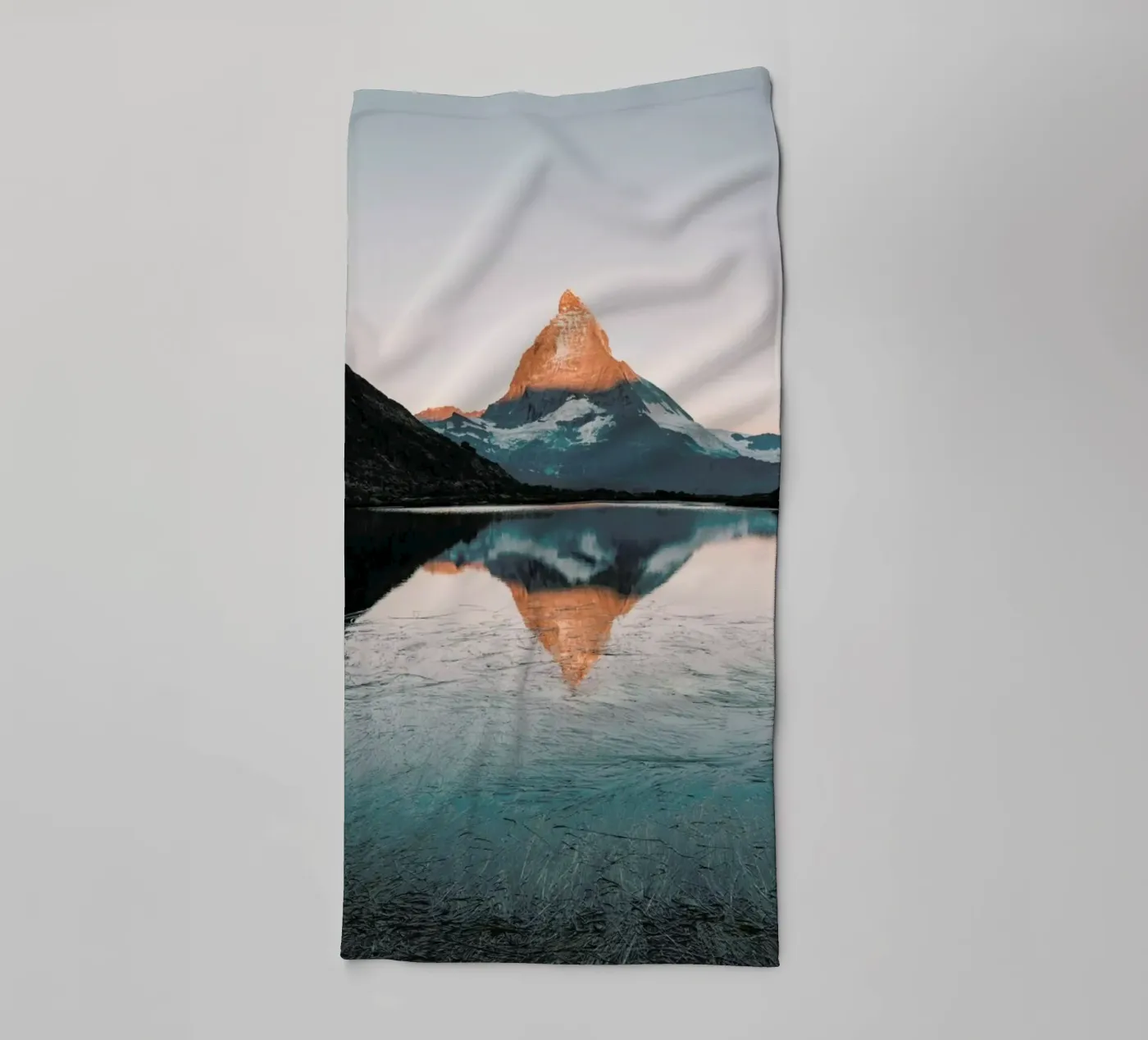 Sunrise Reflection badhanddoek van METROPOLIS