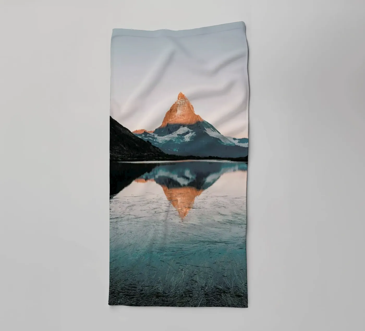 Sunrise Reflection badhanddoek van METROPOLIS